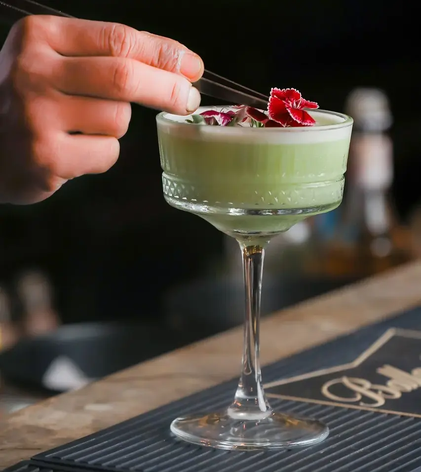 Atelier cocktail à domicile – création florale sur cocktail signature par mixologue