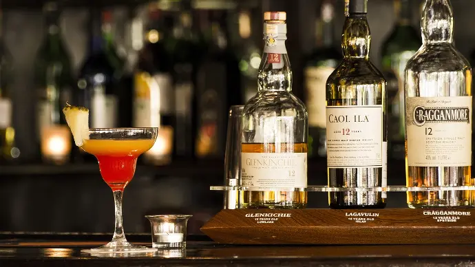 Cocktail signature en verrerie élégante, bar premium à domicile avec Nuance Bar