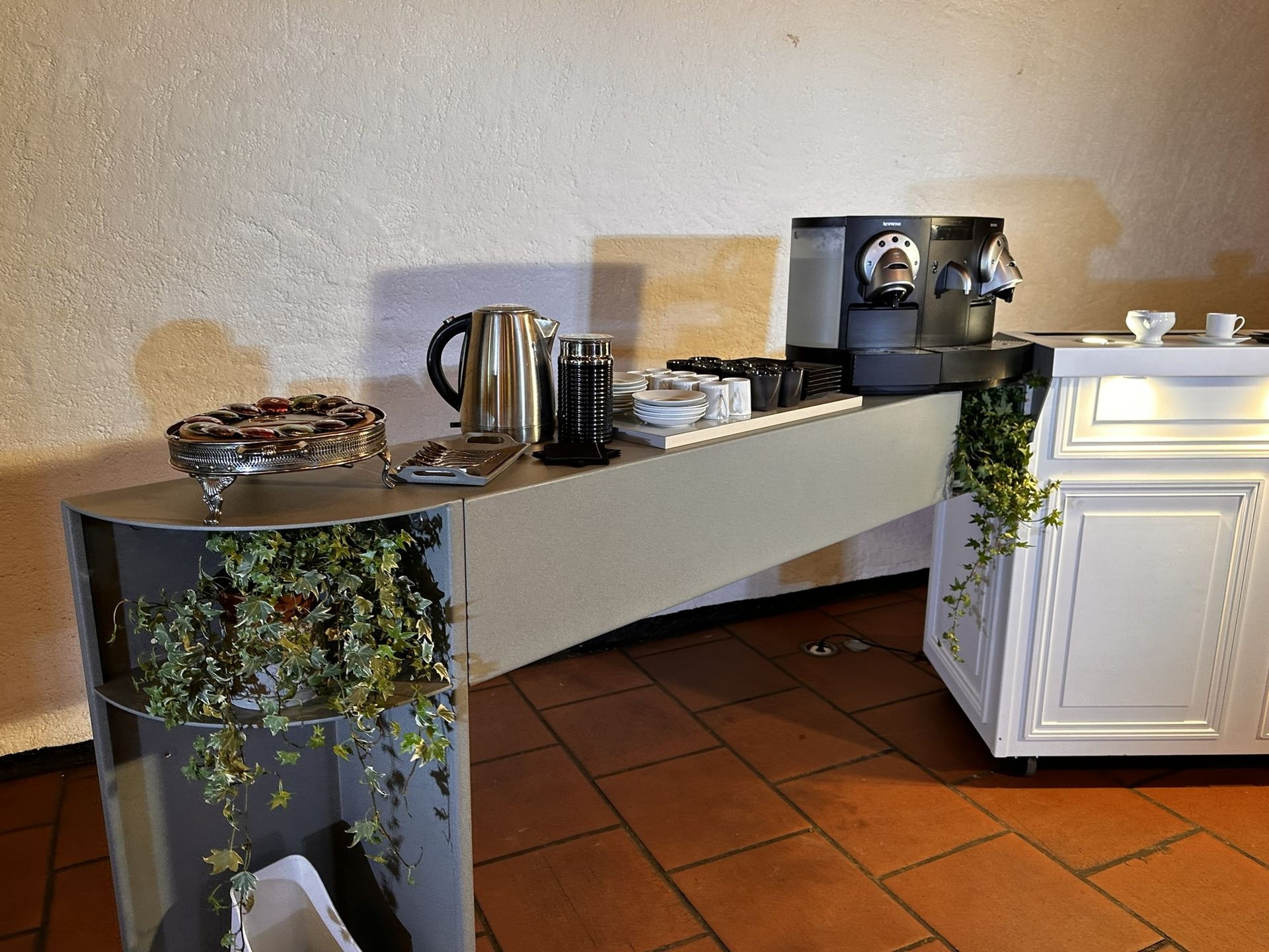 Pause café haut de gamme Nuance Bar avec vaisselle élégante et station mobile décorée