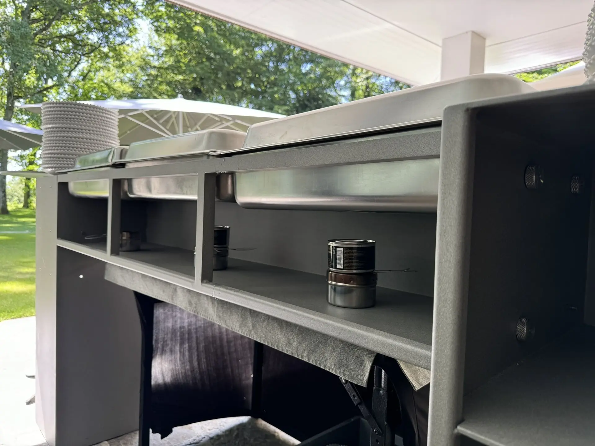 tructure intérieure du bar mobile Nuance avec cuves inox et postes de chauffe