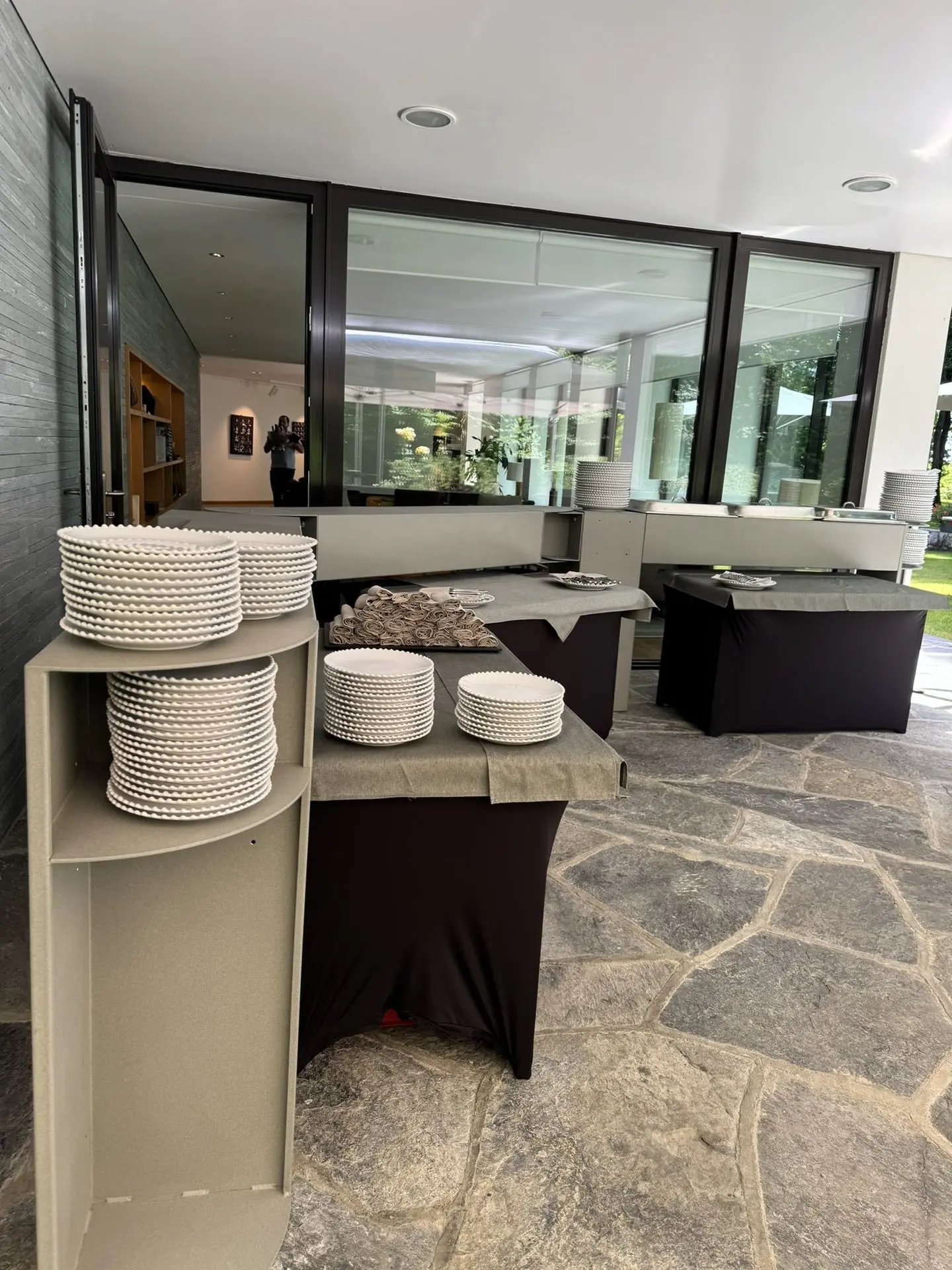 Préparation du service avec vaisselle haut de gamme et mise en place soignée par NuanceBar
