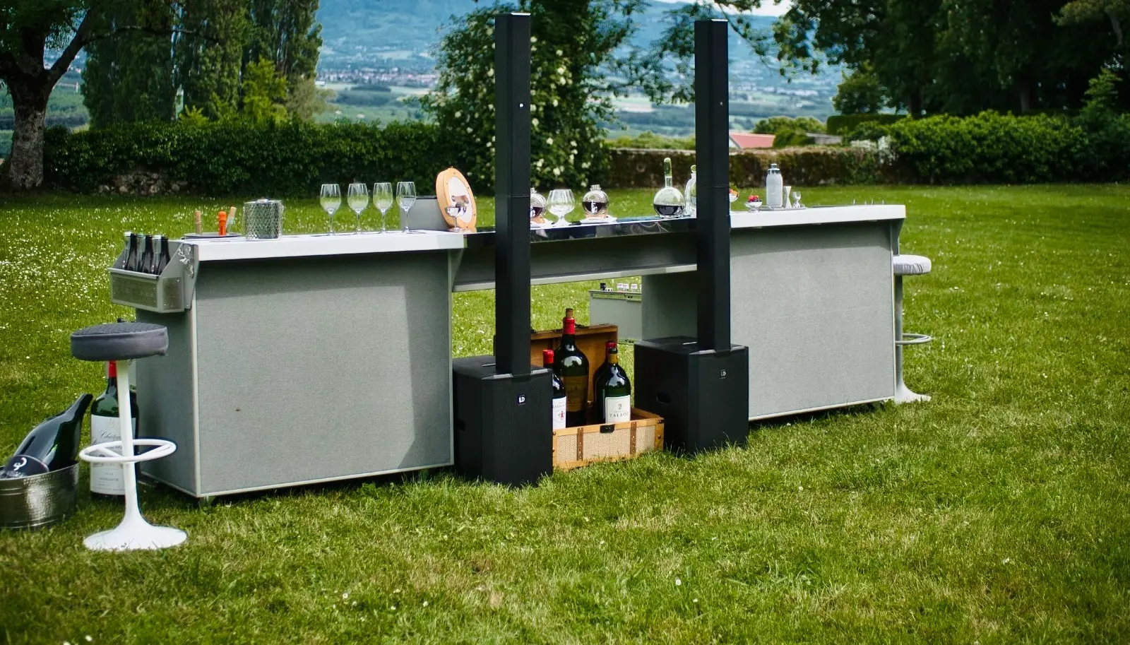 Bar mobile Nuance avec intégration de station DJ et enceinte pour animation événementielle