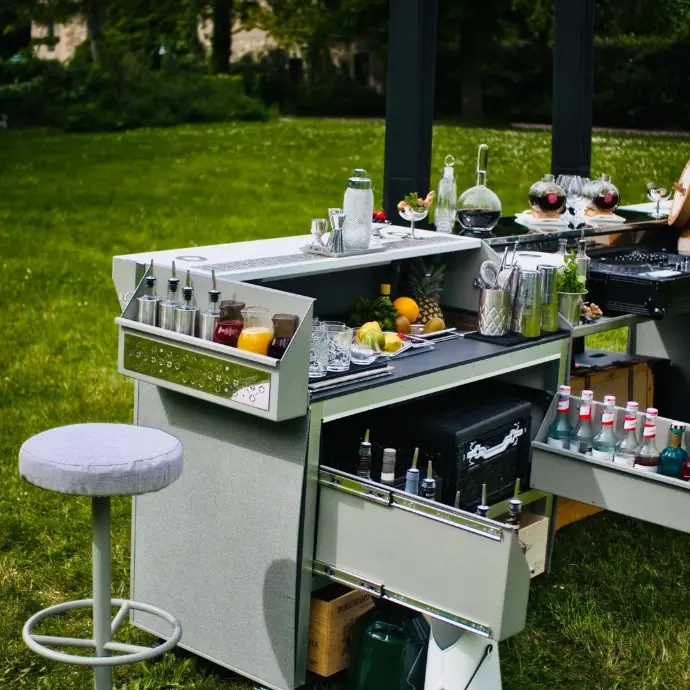 Bar mobile premium Nuance en configuration cocktail extérieur, mobilier inclus