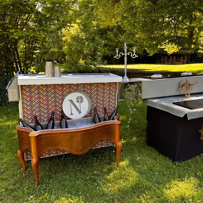 Bar mobile personnalisé avec habillage sur-mesure et logo forgé Nuance Bar