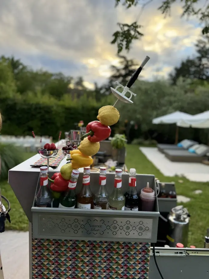 Bar mobile Nuance avec brochette fruitée, installation extérieure haut de gamme