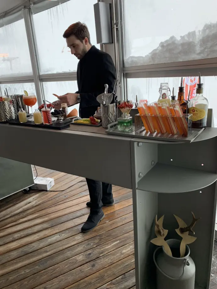 Mixologue Nuancebar préparant des cocktails signature, verrerie premium en service