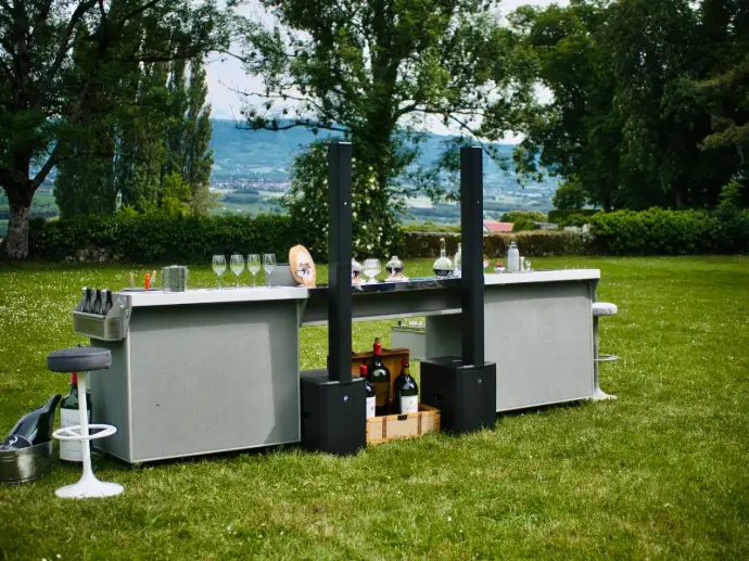 Bar mobile modulable installé en extérieur, agencement sur-mesure pour réception champêtre