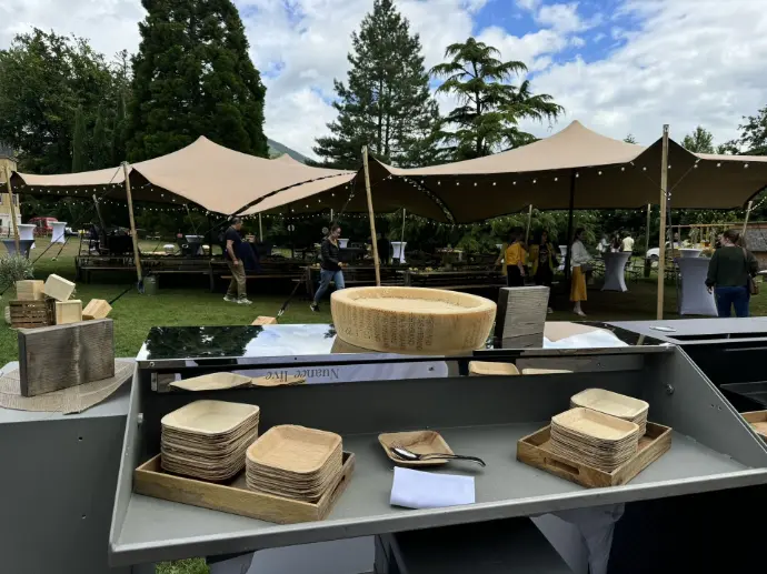 Bar mobile en configuration traiteur sous tente, mobilier outdoor événementie