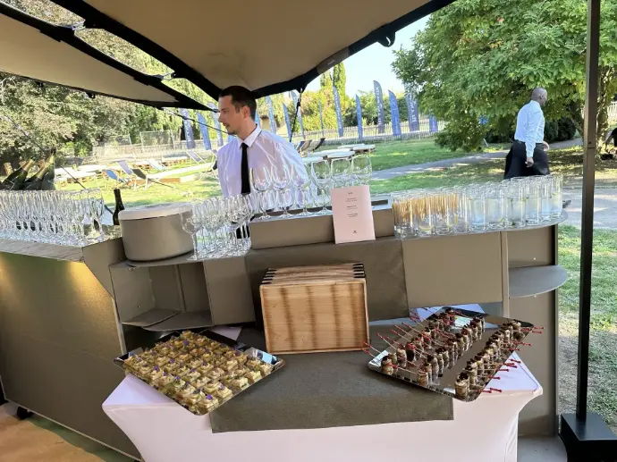 Service apéritif avec bar mobile Nuance lors d’un événement en plein air