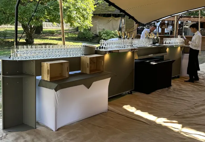 Bar mobile complet Nuance avec éclairage et service lors d’une réception privée