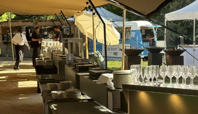 Installation bar événementiel haut de gamme avec verrerie et tentes extérieures