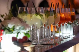 Cocktails signature alignés, verrerie premium et sirops maison Nuance Bar